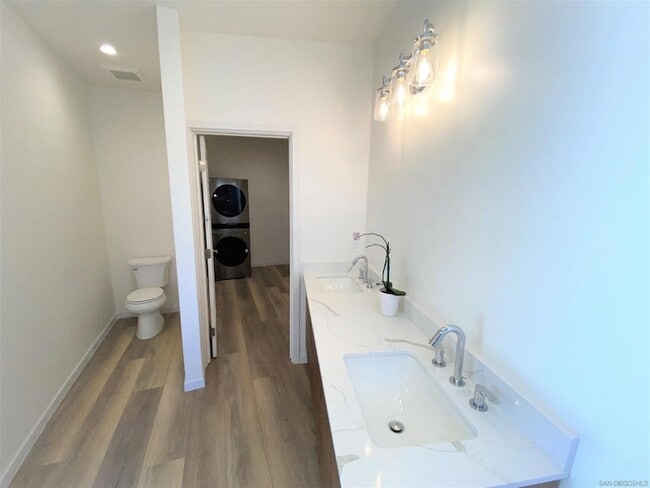 Building Photo - 1305 Blue Sky Dr