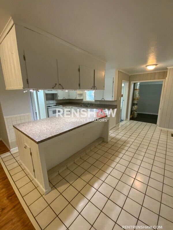 Building Photo - 212 N Poplar St