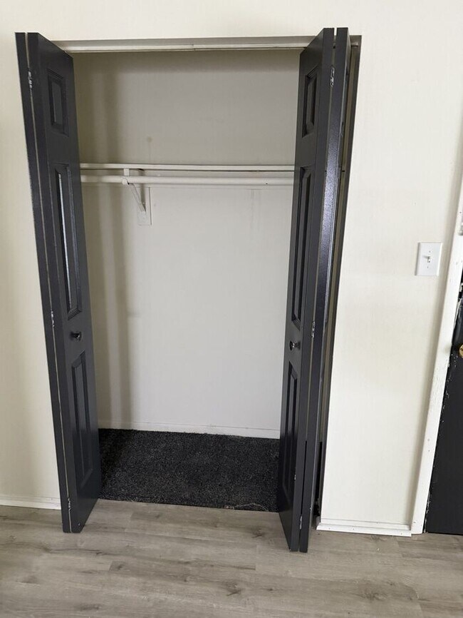 Building Photo - Now Leasing Renovated 1-Bedroom Apartment Homes at Parkway Apartments