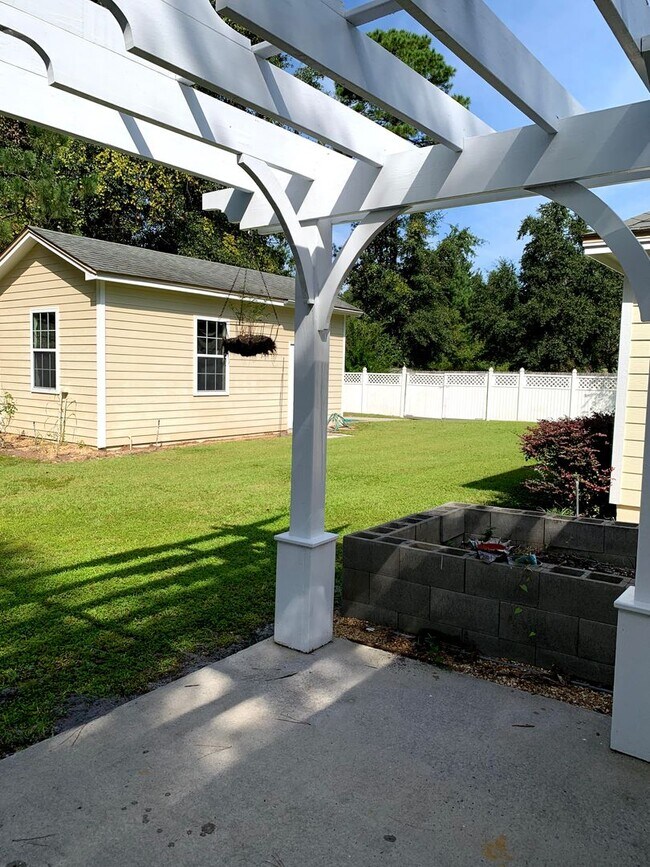 Building Photo - Beautiful 4-Bedroom Valdosta Home with Sun...