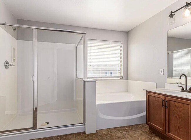 Building Photo - 5 BEDROOM HOME IN GILBERT WITH SOLAR/RV GATE
