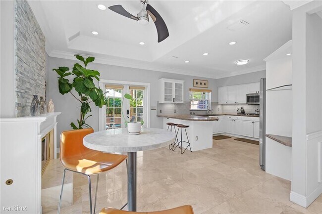 Building Photo - 4 br, 2.5 bath Townhome - 370 NE 7th Ave #...