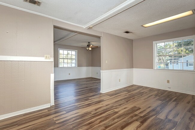 Building Photo - Cute 2 Bedroom Home