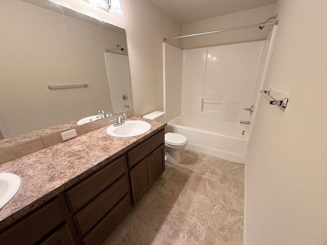 Building Photo - ONE MONTH FREE OF RENT!! Well Maintained, High Ceilings, Bonus Room, Great Location!