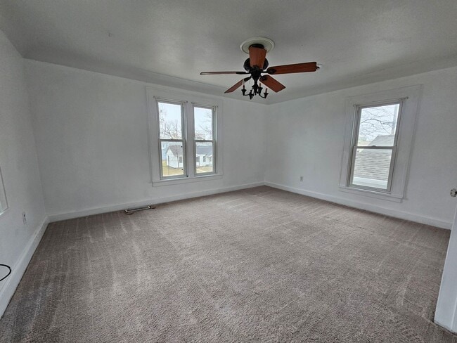 Building Photo - SW 4 bedroom 2 bath with fenced yard