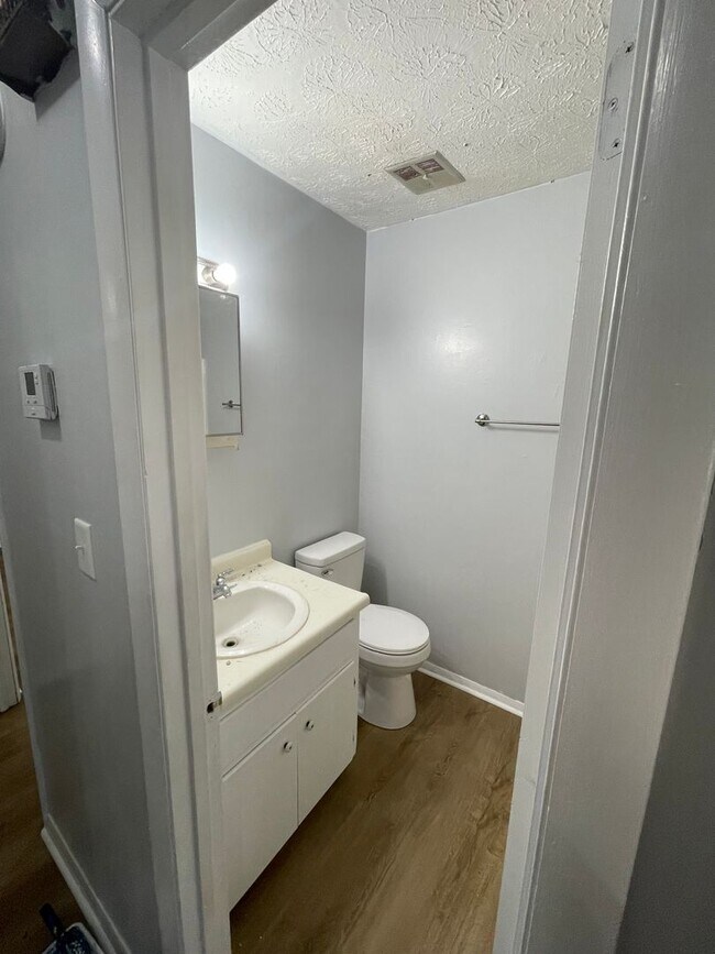 Building Photo - 2 bedroom/1 bath Westside Duplex!