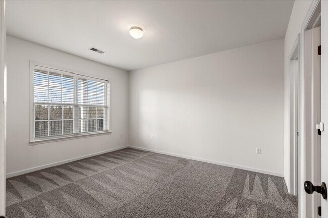 Building Photo - 3406 Lincoln Hwy E