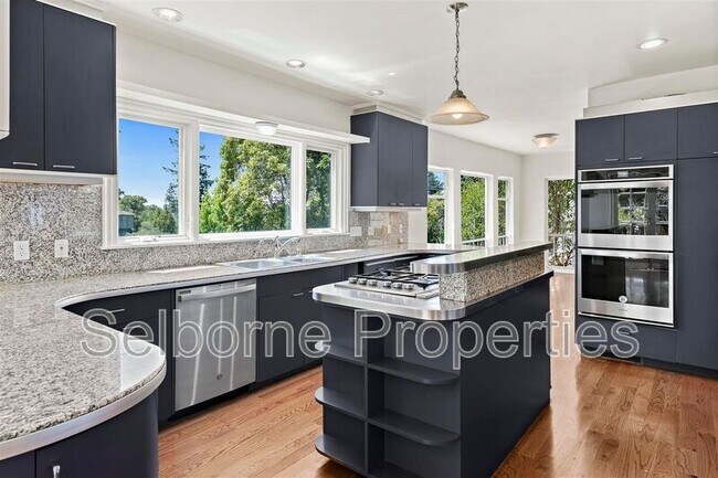 Building Photo - 25 Selborne Dr