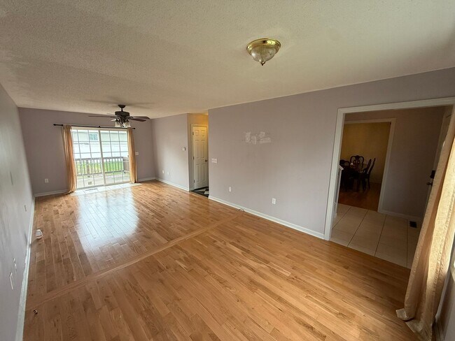 Building Photo - Three Bedroom, Single Family Home Located in Springfield's Pine Point Neighborhood!