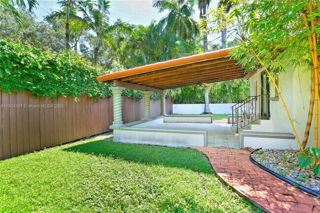 Building Photo - 1027 SW 22nd St