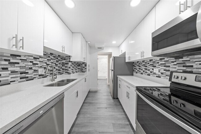 Building Photo - 3680 Inverrary Dr