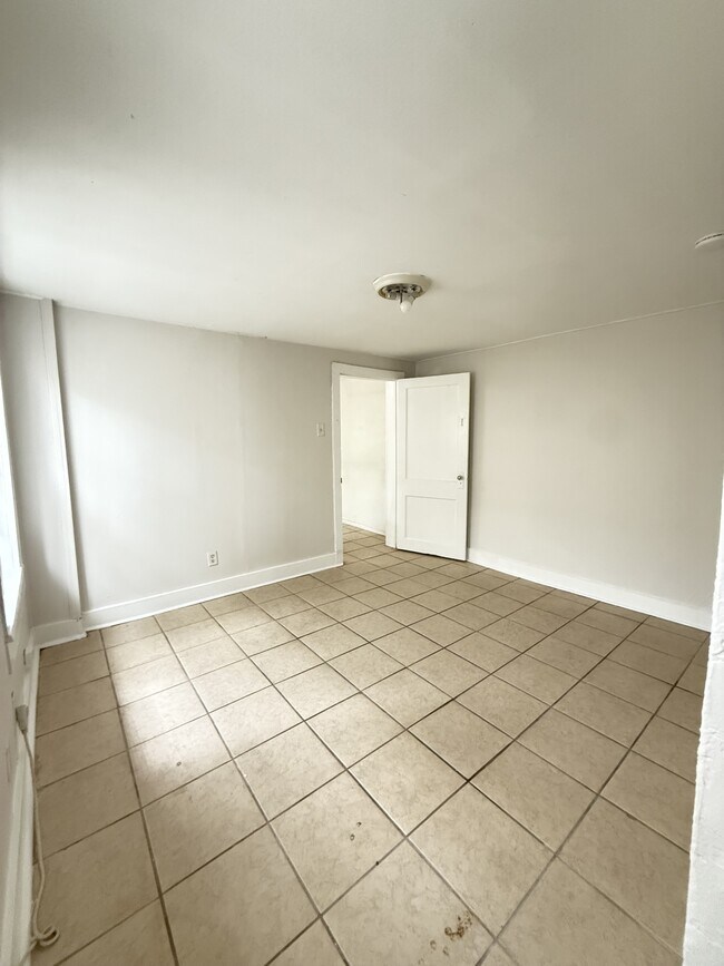 Building Photo - 4129 Prytania St