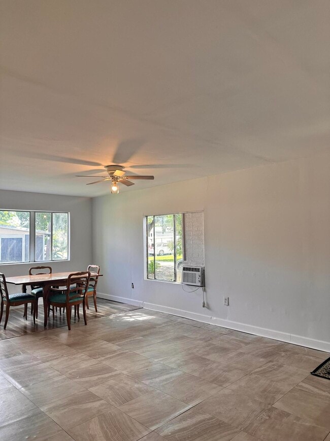 Building Photo - 11898 Cove Pl