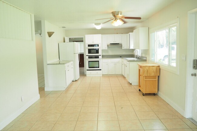 Building Photo - 10154 118th Ave