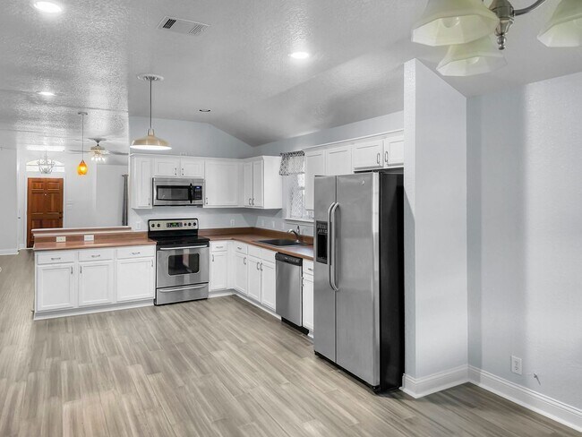 Building Photo - Immediate Move In Available