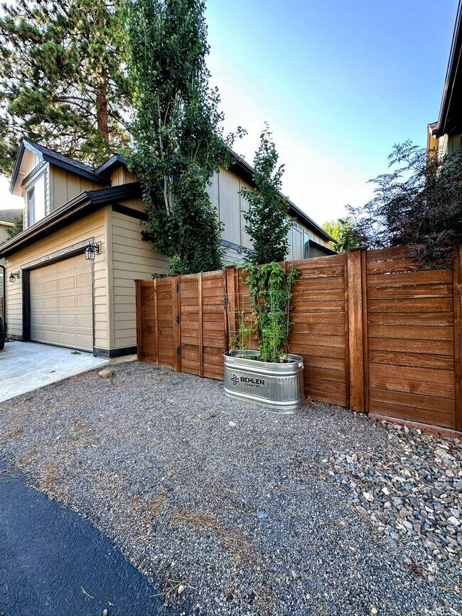 Building Photo - Stunning home available in Stone Creek!  M...