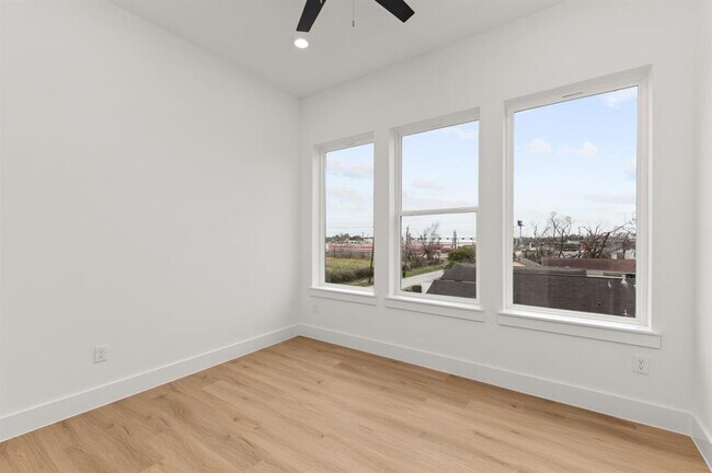 Building Photo - 1805 Sakowitz St