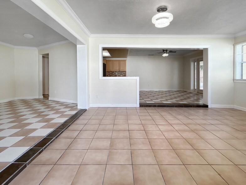 Building Photo - 6416 Lake Sunrise Dr