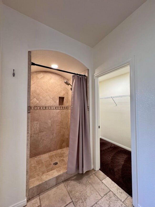 Building Photo - FOR LEASE: Stunning expansive 3 Bedroom Re...