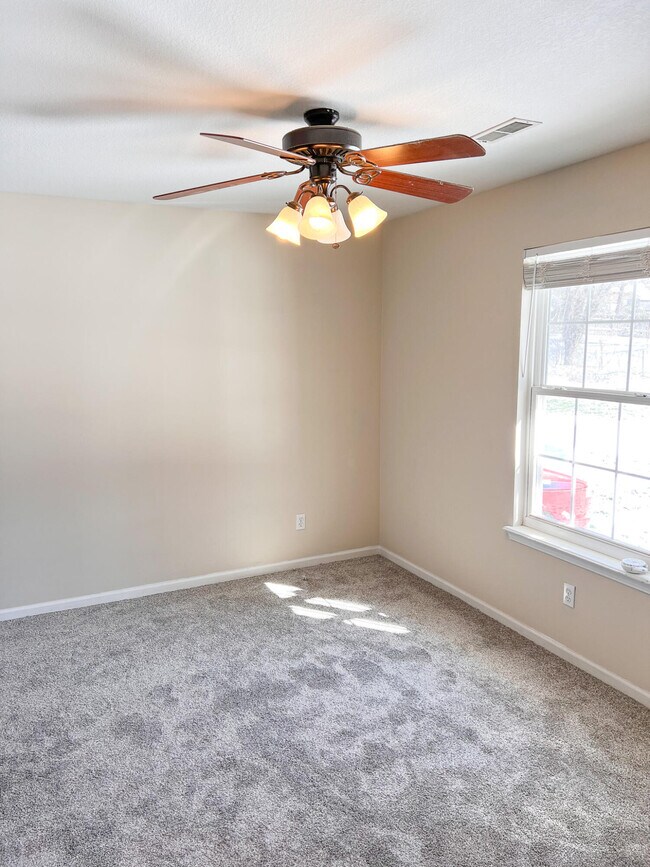 Building Photo - 1234 Evergreen Cir