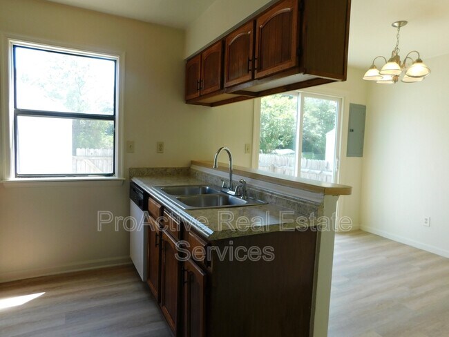 Building Photo - 215 Greenbrier Ave
