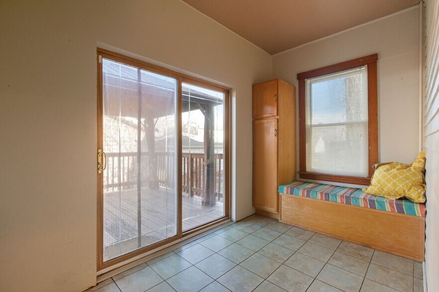 Building Photo - 5434 W Wrightwood Ave