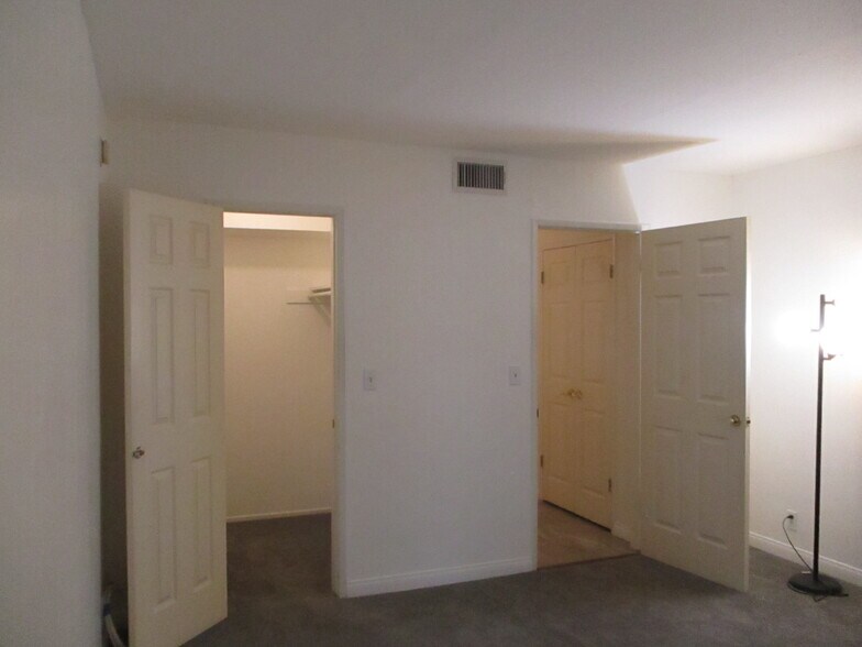 Building Photo - 15344 Weddington St