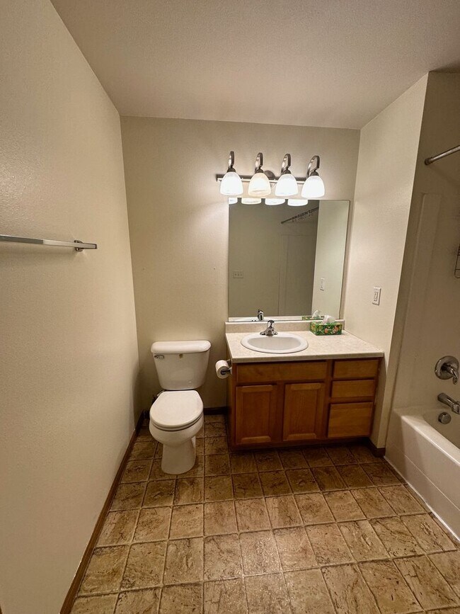 Building Photo - Lovely 2 bedroom 1.5 bath condo