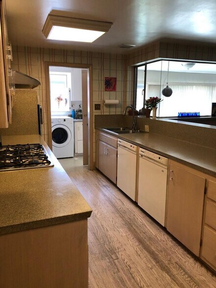 Building Photo - 355 S Newport Way