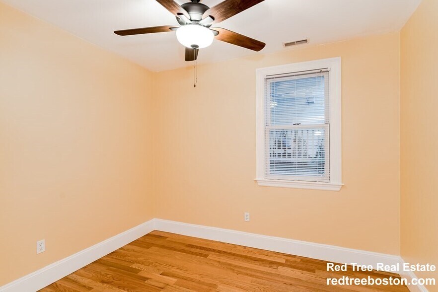 Building Photo - 164 Boylston St