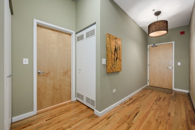 Building Photo - River North Beautiful 1B Apartment