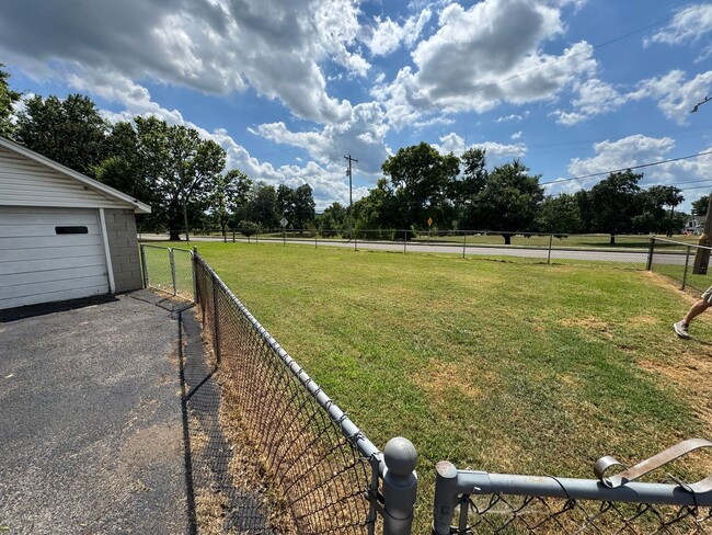 Building Photo - FOR LEASE- SINGLE-FAMILY HOME NEAR SYLVAN PARK!