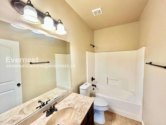 Building Photo - 3 Bed, 2 Bath Home with Fenced Yard & Garage / Pet-Friendly / Available Now!