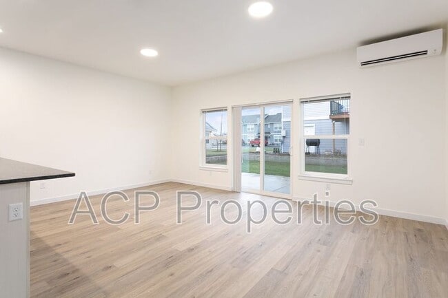 Building Photo - 2284 Brome St