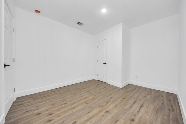 Building Photo - 1203 W 6th St