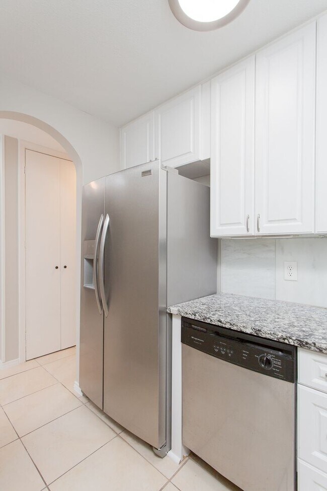 Building Photo - Beautiful Townhome in Alamo Heights!!