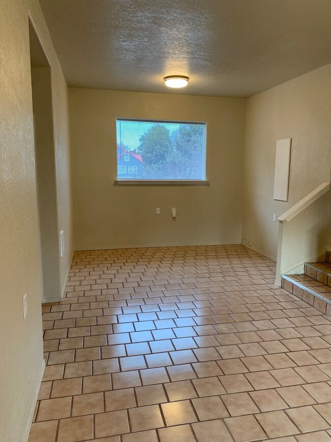 Building Photo - Charming 3 bed, 2 bath, 1-car garage close...