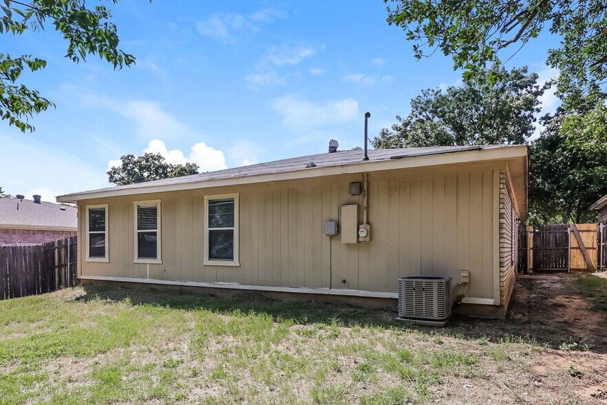 Building Photo - 1125 Hidden Creek Dr
