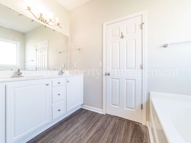 Building Photo - 448 Vallie Ln