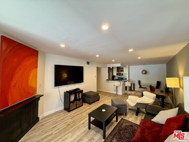 Building Photo - 8530 Holloway Dr