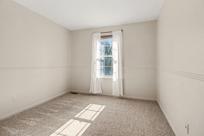 Building Photo - 125 Commons Cir