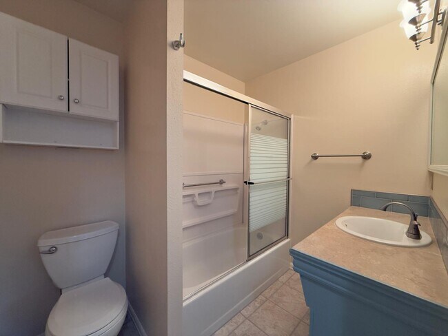 Building Photo - 1307 E 30th Ave