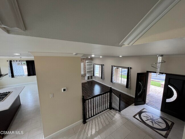 Building Photo - 334 W Avenida De Las Flores