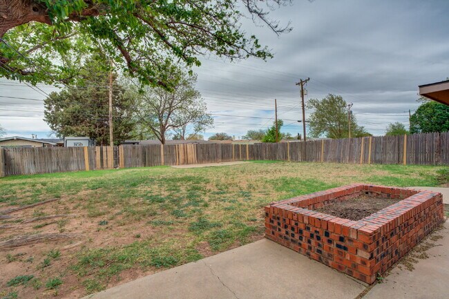 Building Photo - Wonderful 3/2/1 in Central Lubbock!