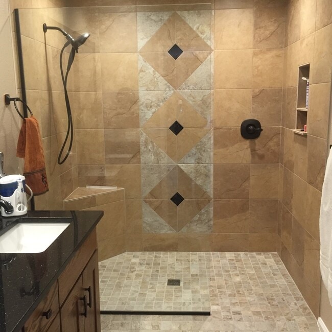 Building Photo - 45+ Active Adult Resort Community Updated Golf Course Property Available APRIL 2026 through Decem...