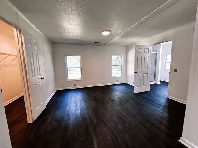 Building Photo - Spacious 4-Bed, 3-Bath Retreat on Greenhill Rd – 2000 Sq Ft of Charleston Charm!