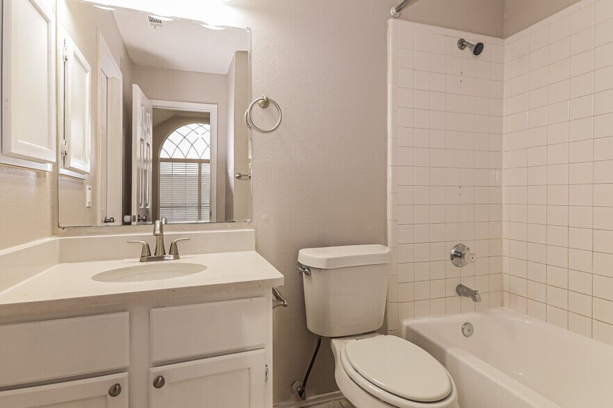 Building Photo - 2840 Helen Ln