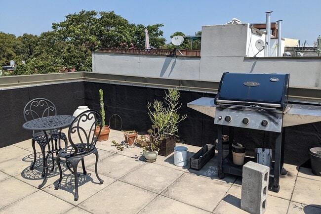 Building Photo - 34 Russell St