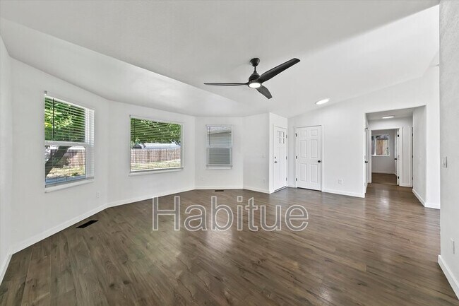Building Photo - 2041 E Oakridge Ct