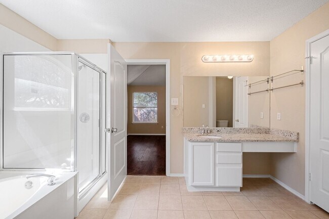 Building Photo - Spacious 4 Bedroom, 2 Bath, 1-Story Home i...
